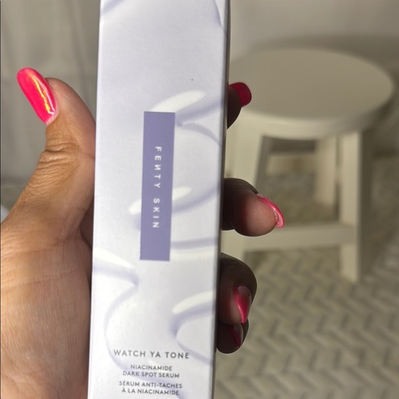 Fenty Beauty Watch Ya Tone Serum - White and Purple - Picture 2 of 3